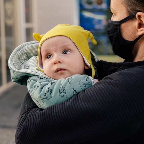 Ergonomic baby carrier